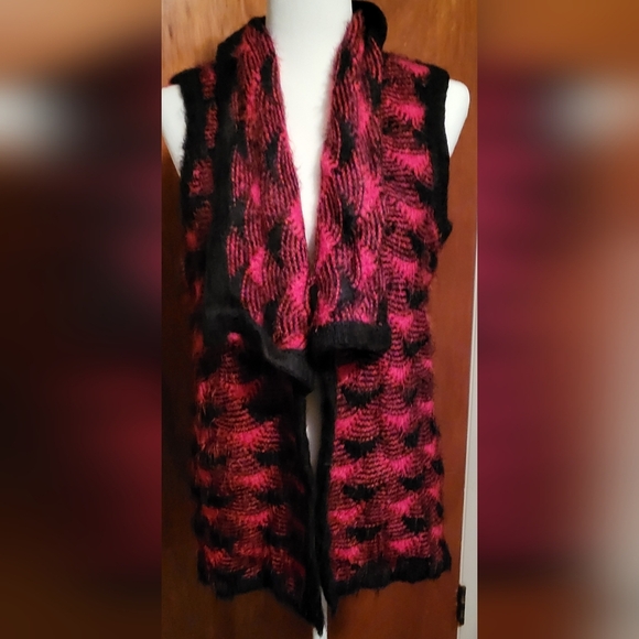 NWT Lauren Mitchell's Fuzzy Knit Soft Red Black Sweater Vest Womens Size Medium - Picture 1 of 7